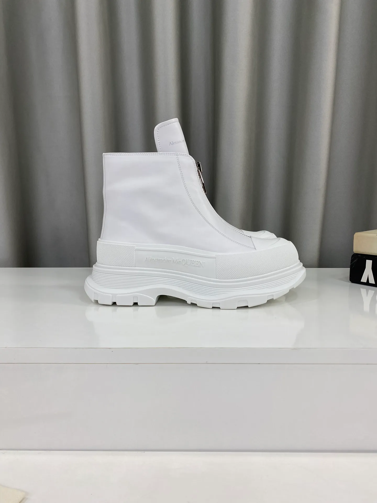 👟👟Ex-factory price 640👟👟Male +10 🔺Mc Queen 🔺Alexander McQueen's latest model, thick-soled front zipper motorcycle boots🌈 The designer has a bold idea, perfectly combined with the trend of the times, super comfortable and versatile, new motorcycle style design, multiple crafts splicing outsole, it is perfect, many celebrities and Internet celebrities endorse it. 🔥Material: Original custom-made first-layer cowhide for the upper. Interior: Original custom crystal sheepskin lining. Outsole: Original TPU multi-layer combination outsole, •┈┈┈┈┈┈★┈┈┈┈┈┈┈• Size: Women’s 35～39 (34, 40, customization is non-returnable) Men’s 39～44 (38, 45, customization is not returnable) Full set of counter original packaging